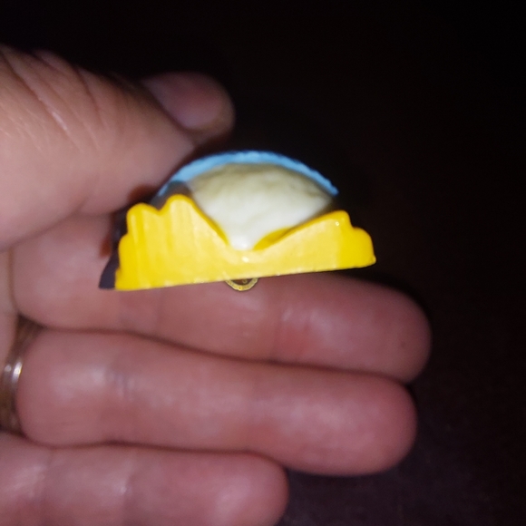 Vintage Hallmark Shirt Tales Penguin VIP Pin Back Lapel Hat Pin VTG GUC - Picture 8 of 8